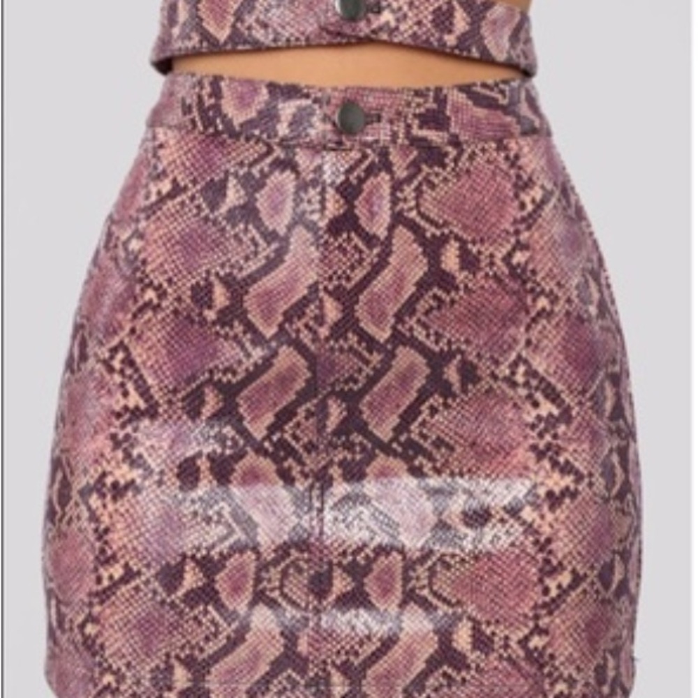 Fashion nova pink snake mini skirt